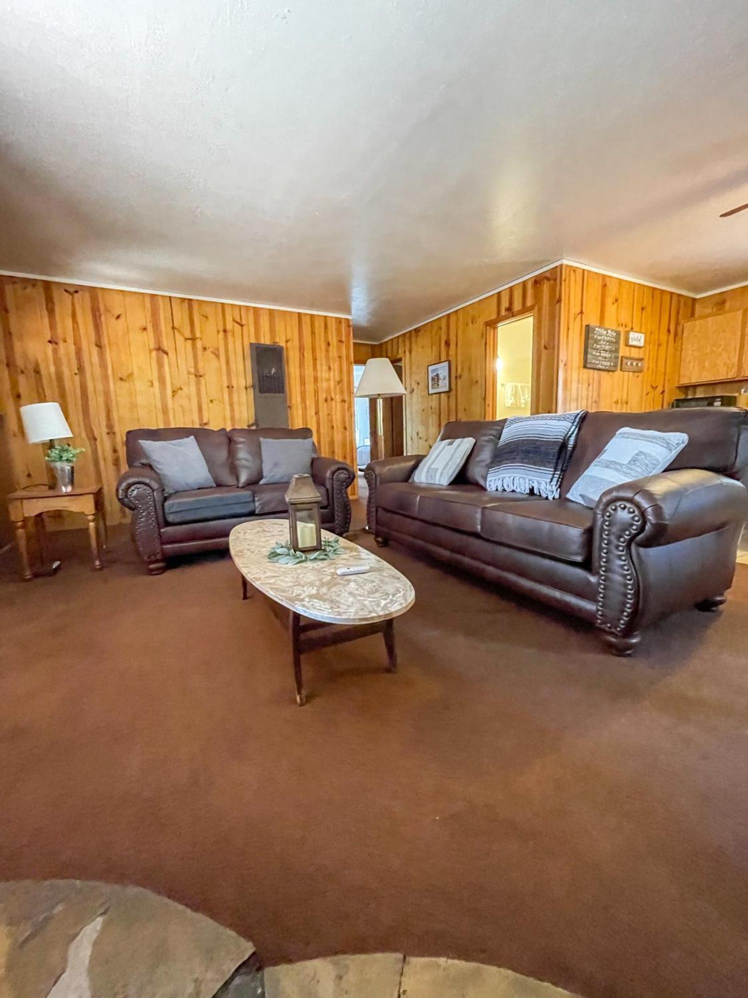 Lazy Oaks Inn